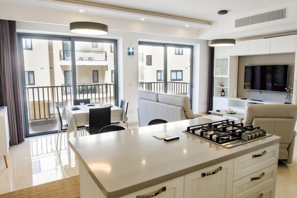 Mellieha, Luxury 3 Bedroom Azure Maisonette Apartment *