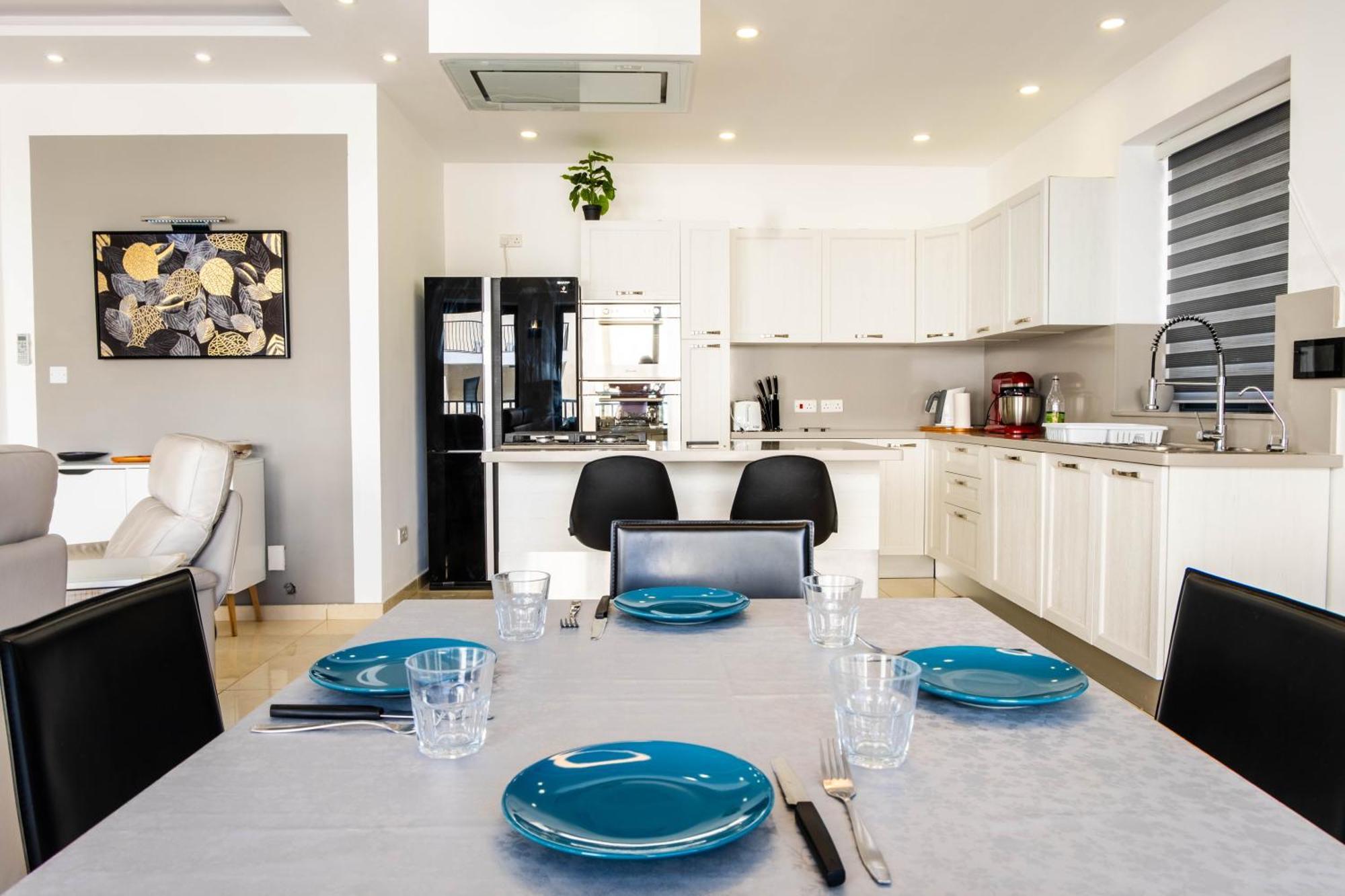 Mellieha, Luxury 3 Bedroom Azure Maisonette * Mellieha